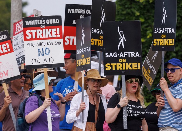 Loạt sao hạng A nhận "gạch đá" vì thờ ơ, vô cảm với đồng nghiệp: Bị bêu rếu đích danh trên đường phố