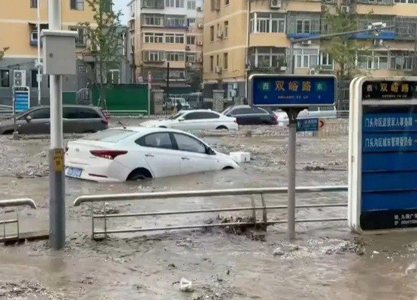 Nhiều con đường ở Bắc Kinh biến thành 'sông' do mưa lớn sau bão Doksuri