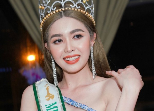 Một Hoa hậu quê Bình Định bị tước vương miện vì 'không hoàn thành nhiệm vụ'