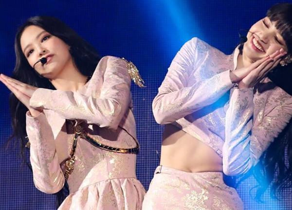 Jennie, Lisa dance Vietnamese music on the international stage, hotter than See love, "girlfriend V" banned from acting