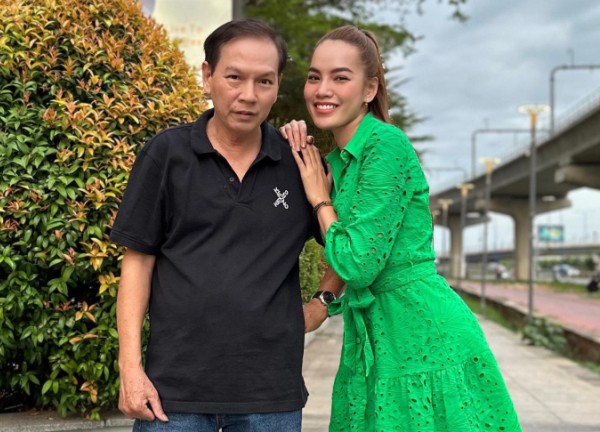 Ba Lê Hoàng Phương đăng status chúc mừng siêu dễ thương, vô tình tiết lộ luôn nickname ở nhà của Tân Hoa hậu