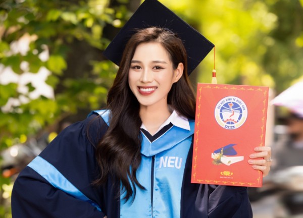 Hoa hậu Đỗ Hà rạng rỡ trong ngày tốt nghiệp Đại học, chuẩn bị làm doanh nhân