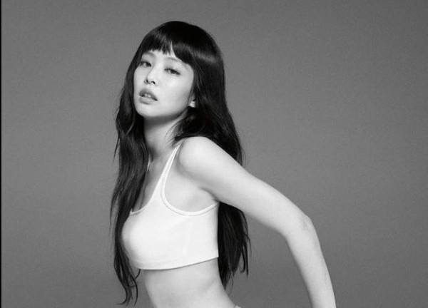 Jennie (BlackPink) khoe dáng với nội y, hút gần 5 triệu lượt xem