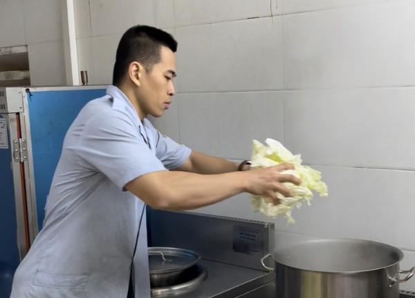 Những bữa cơm 26 nghìn đồng của 'anh nuôi' bộ đội gây sốt mạng xã hội