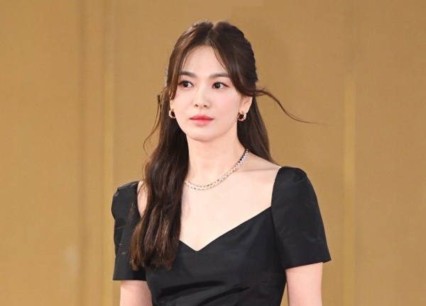 Song Hye Kyo bị tiền bối "bóc trần" con người thật, có hành động không ngờ với người từng nâng đỡ