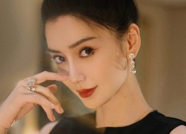 Một năm sau khi ly hôn Huỳnh Hiểu Minh, Angelababy sống thế nào?