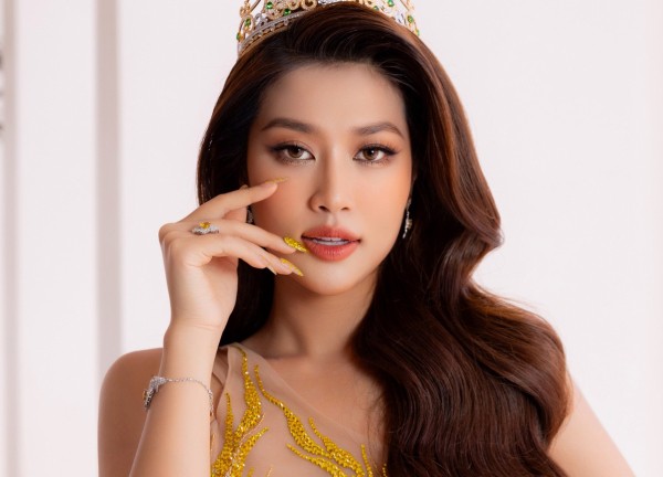Hoa hậu Thiên Ân bị bắt gặp khóc nức nở trong hậu trường