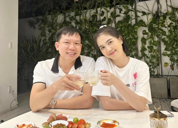 Ngọc Trinh và bác sĩ Cao Hữu Thịnh đăng tải hình ảnh thân thiết sau tin đồn hẹn hò