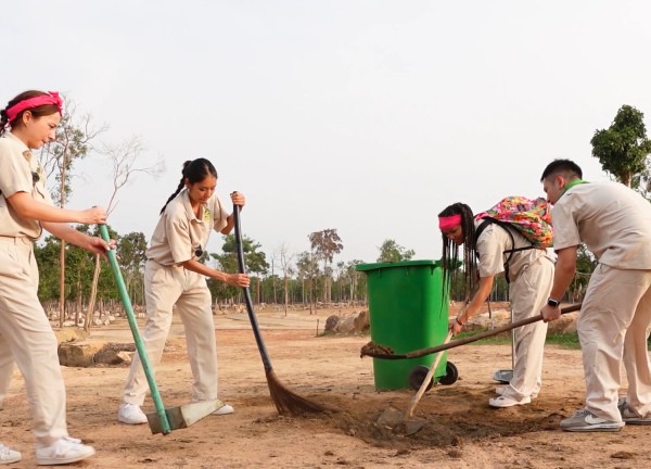 Á hậu Thảo Nhi Lê và Dino Vũ dọn chuồng tê giác tại 'Hành trình kỳ thú'