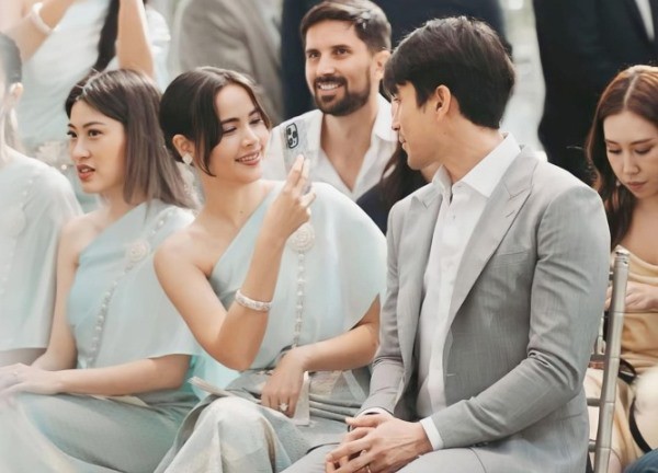 Yaya cùng Nadech tham dự hôn lễ bạn thân, khoảnh khắc nàng chăm chú chụp ảnh cho chàng trở thành tâm điểm
