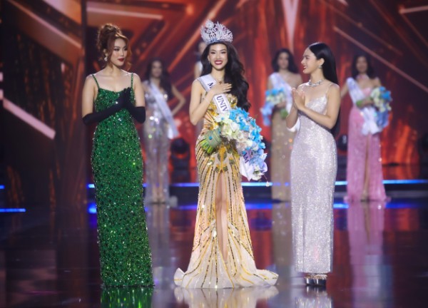 "Rổ sạn" Chung kết Miss Universe Vietnam 2023: BGK bất đồng ngay trên sóng, Hoa hậu đăng quang lệch cả vương miện, tranh cãi nhất chính là nam MC
