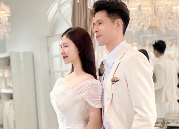 Trung vệ Trần Đình Trọng gây "sốt mạng" khi quỳ gối cầu hôn vợ hot girl