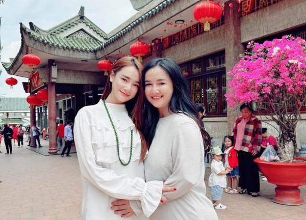 Phong cách thời trang khi mang bầu lần 2 của Nhã Phương