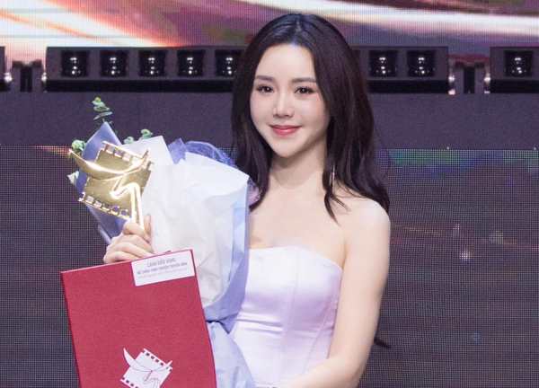 Quỳnh Kool nói gì khi vượt mặt đàn chị để nhận Cánh Diều Vàng từ Khả Ngân?