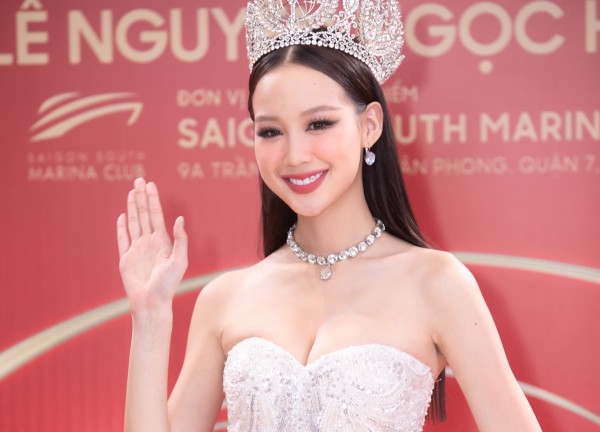 Cùng nói về "bạn bè đồng trang lứa", Hoa hậu Bảo Ngọc trả lời khác hẳn phát ngôn gây tranh cãi của Ý Nhi