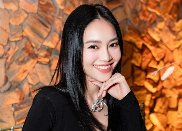 Ninh Dương Lan Ngọc diện váy cắt xẻ khoe eo 'con kiến'