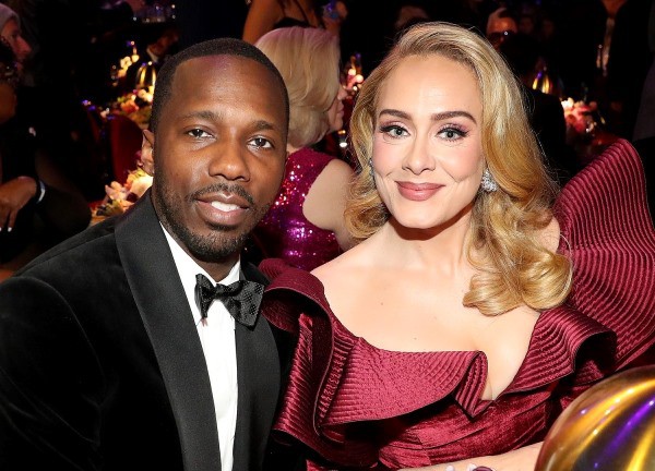Adele bất ngờ gọi người yêu là "chồng" giữa sân khấu