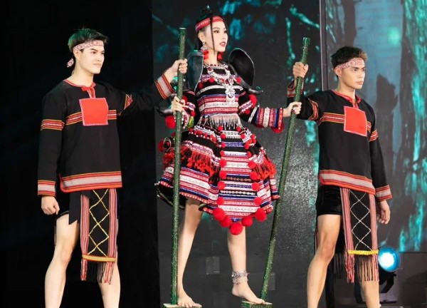 Đằng sau trang phục 'lạ' theo Á hậu Ngọc Hằng đến Hoa hậu Liên lục địa