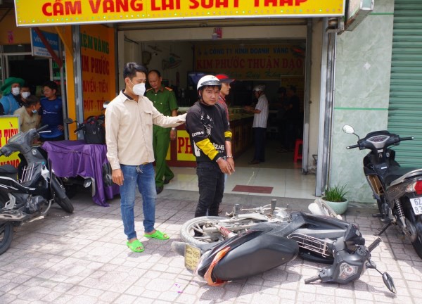 Nam thanh niên cướp tiệm vàng bị người dân vây bắt ở Long An