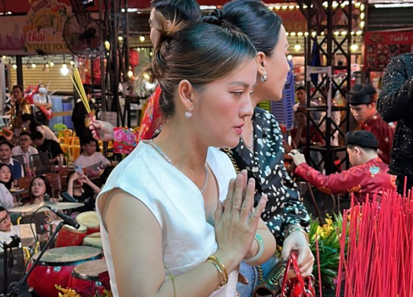 Con gái cố NS. Vũ Linh lộ diện tại buổi cúng Tổ nghiệp, lên đồ sang trọng quá khác trước đây