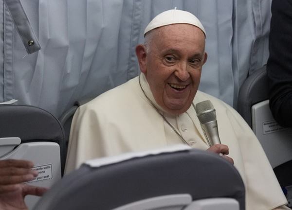 Giáo hoàng Francis nói một số nước 'chơi trò chơi' với Ukraine