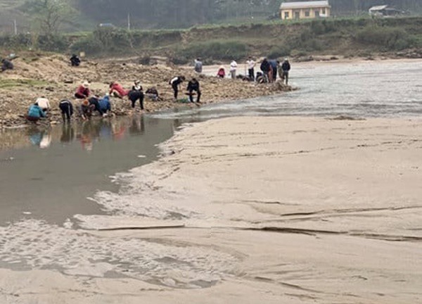 Hàng trăm người đổ xô xuống sông "săn vàng", hy vọng đổi đời, nào ngờ tá hỏa trước sự thật trớ trêu