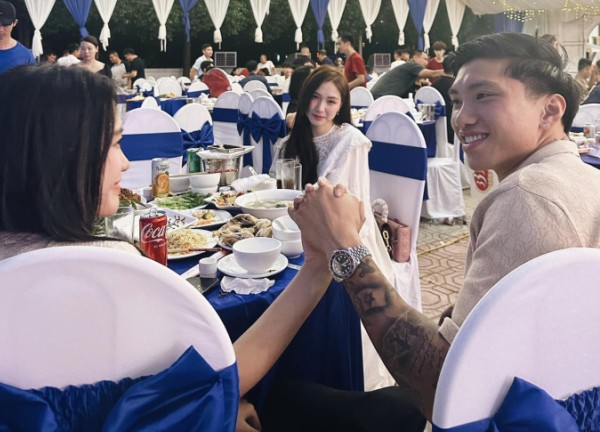 Hoà Minzy dự đám cưới Đình Trọng: Song ca "đỉnh chóp" với Quang Hải, bất lực thốt lên 1 chữ trước đôi vừa cầu hôn