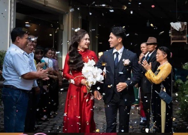 MC đám cưới tiết lộ Đình Trọng được ưu ái đặc biệt khi quỳ gối nhận quà từ nhà vợ