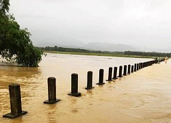 Mưa lũ gây nhiều thiệt hại ở Trung Bộ, nhiều nơi bị chia cắt