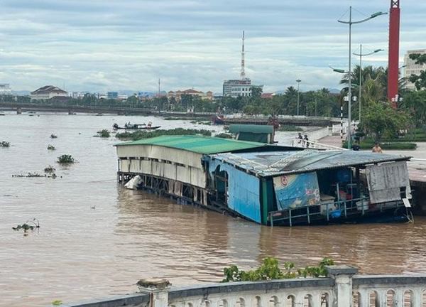 Nhà hàng nổi ở Quảng Bình bị sóng đánh trôi ra biển, 4 người được cứu thoát