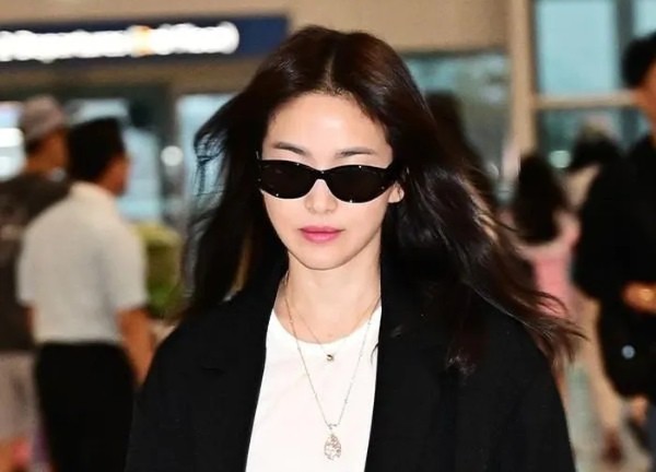 Song Hye-kyo biến sân bay thành sàn diễn thời trang