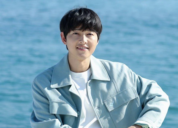 Song Joong Ki hào hứng chia sẻ ảnh con trai với truyền thông, "đau lòng" khi nhắc đến vợ ngoại quốc