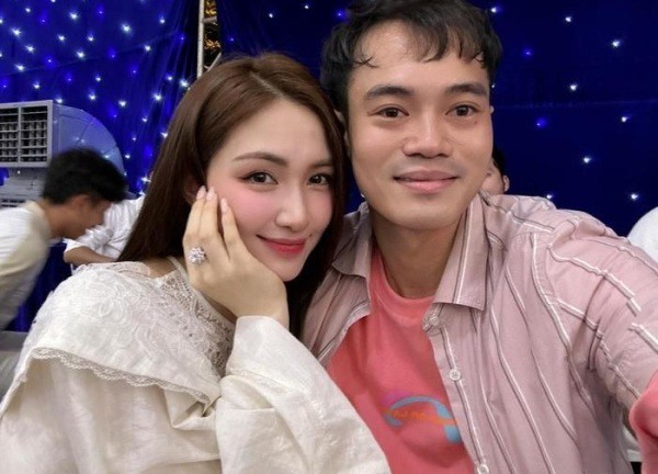 Văn Toàn phản ứng thế nào khi được khen 'đẹp đôi' cùng Hòa Minzy?