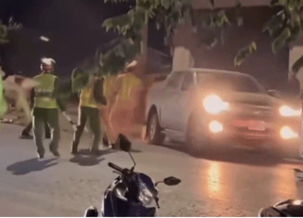 Cảnh sát phá kính ô tô bán tải, khống chế nam tài xế say xỉn, cố thủ trên xe