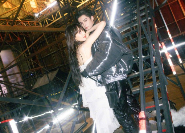 Cặp đôi Hoa ngữ tình tứ bùng nổ trên sân khấu, còn trao nhau nụ hôn làm dân tình bấn loạn?