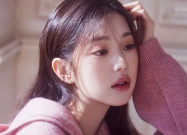 Trend makeup 'kẹo hồ lô' cho môi căng mọng phủ sóng từ Á sang Âu, hợp mùa lễ hội cuối năm