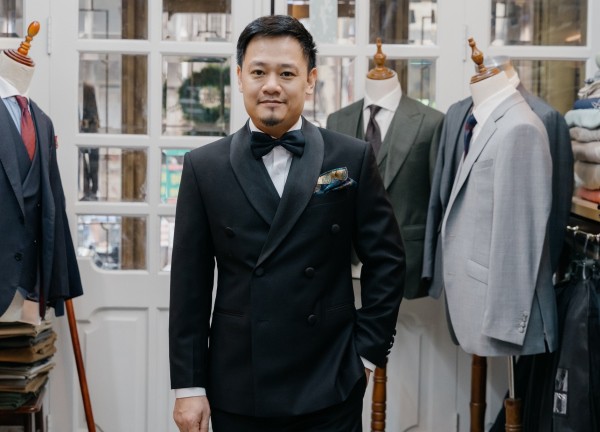 Nhạc sĩ Nguyễn Đức Cường bảnh bao trong trang phục vest chú rể, sắp rước "yêu nữ" Vũ Hạnh Nguyên về dinh?