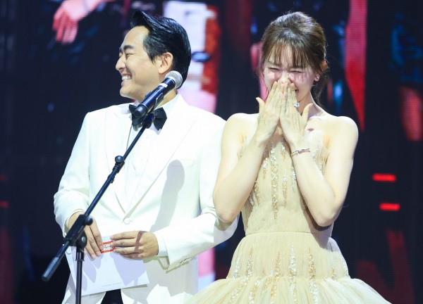 Nam thần phim Việt khoe visual "trẻ mãi không già" gây sốt WeChoice Awards 2023, bất ngờ tái hợp Hari Won sau 10 năm