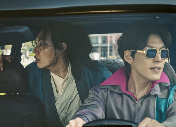 'Alienoid 2: Đa chiều hỗn chiến' nhận cơn mưa lời khen ngay khi ra mắt