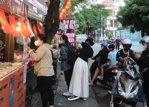 Trà sữa 'siêu to khổng lồ' có gì mà thu hút nhiều người tìm mua?