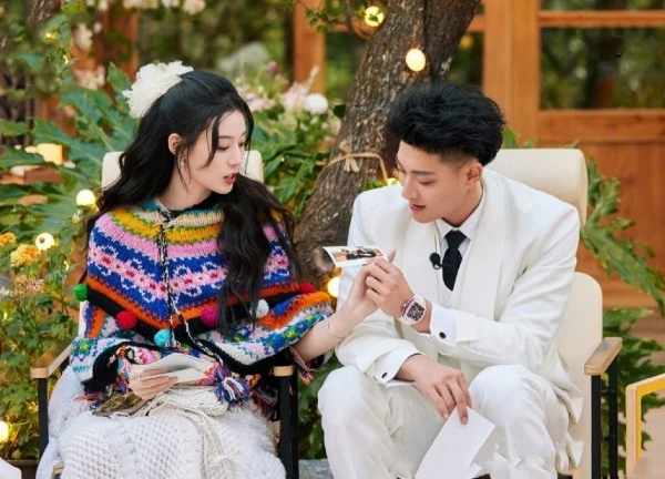 Chủ tịch và nàng thơ showbiz lộ bằng chứng đã bí mật kết hôn