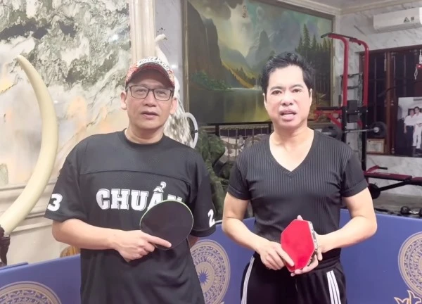 Danh ca Ngọc Sơn tung tuyệt chiêu bịt mắt đánh bóng bàn bằng thính giác, netizen trầm trồ: "Quá thâm hậu"