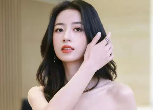 MXH ầm ĩ về nữ diễn viên "đẹp người xấu nết": Tặng đồng nghiệp hàng nhái 70.000, nhận vơ cả showbiz làm bạn