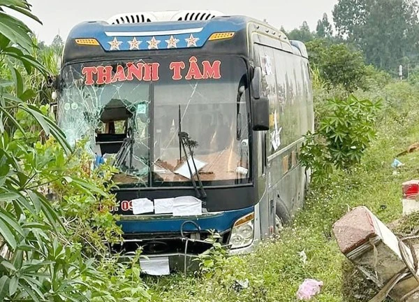 Xe khách lật trên quốc lộ 7C ở Nghệ An, 2 người tử vong