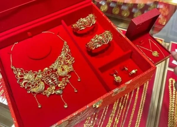 Đưa con dâu tương lai đi chọn vàng cưới, tôi sốc khi con chọn bộ vòng tay hơn trăm triệu, về nhà, tôi đưa ra quyết định táo bạo
