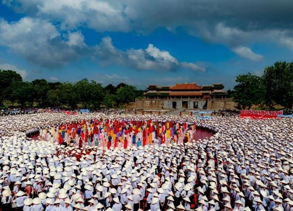 Hàng nghìn người tung nón lá rợp quảng trường Ngọ Môn, Kinh thành Huế ăn mừng Võ Quang Phú Đức vô địch