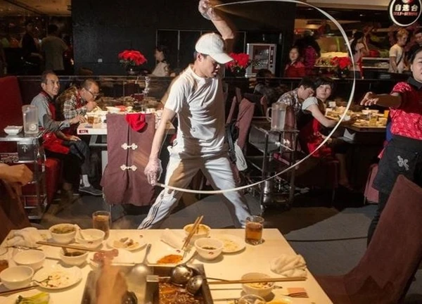 HOT: 1 chi nhánh Haidilao bất ngờ dính phốt "đối xử không xứng đáng" với khách hàng đi concert Chông Gai