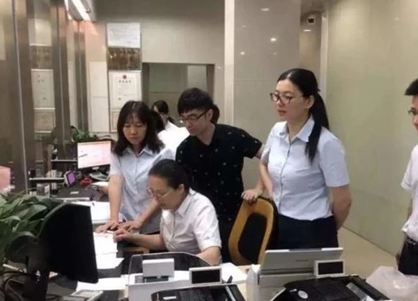 Con trai thừa kế sổ tiết kiệm 21 tỷ đồng, đến ngân hàng rút tiền thì bất ngờ với câu nói của nhân viên: Không có số tiền nào bên trong