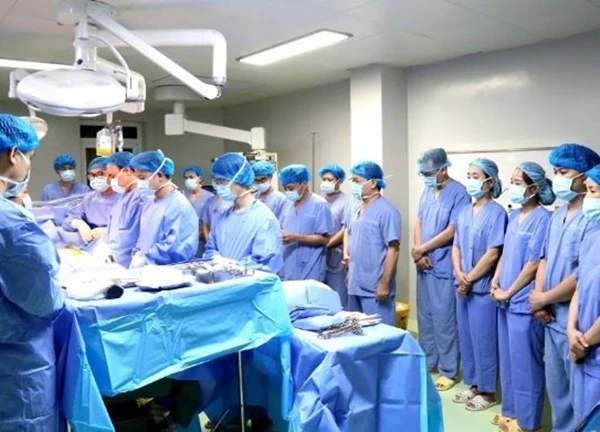 Hình ảnh em bé phục hồi thần kỳ sau khi được ghép tim của nam sinh 17 tuổi khiến nhiều người xúc động: "Sống thay cả phần cho chàng trai ấy nhé"