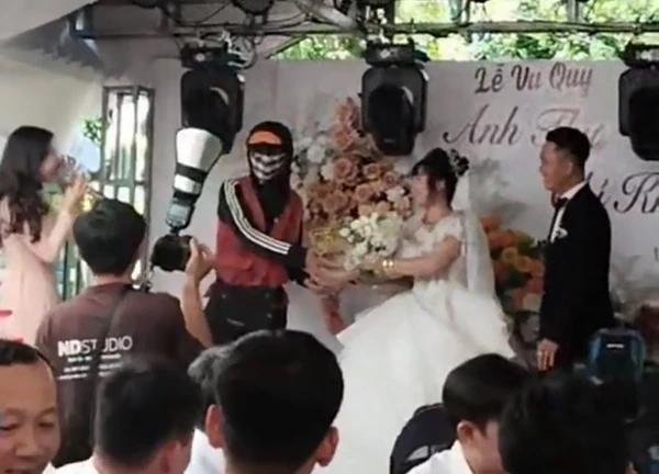 Nam thanh niên bịt kín mặt xuất hiện tại đám cưới, chiếc hộp trao tận tay cô dâu khiến tất cả tò mò: Bật mí sau đó khiến tất cả bật cười